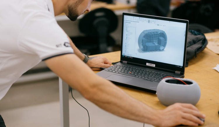 Tým středoškoláků pracuje na unikátním projektu. S experty staví podvodní dron