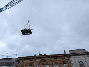 M4 Sherman přistál. Obří jeřáb přenesl americký tank na dvůr připravovaného muzea