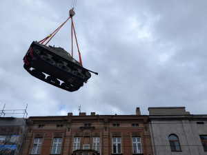 M4 Sherman přistál. Obří jeřáb přenesl americký tank na dvůr připravovaného muzea