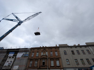 M4 Sherman přistál. Obří jeřáb přenesl americký tank na dvůr připravovaného muzea