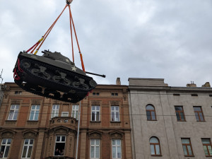 M4 Sherman přistál. Obří jeřáb přenesl americký tank na dvůr připravovaného muzea
