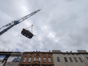 M4 Sherman přistál. Obří jeřáb přenesl americký tank na dvůr připravovaného muzea