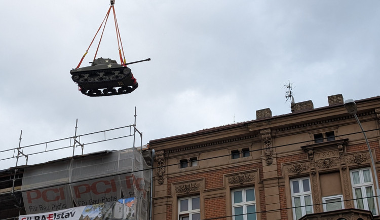 M4 Sherman přistál. Obří jeřáb přenesl americký tank na dvůr připravovaného muzea