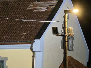 Střechou kostela se propadl muž se žloutenkou, svatostánek čeká dezinfekce