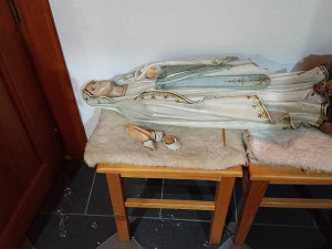 Střechou kostela se propadl muž se žloutenkou, svatostánek čeká dezinfekce