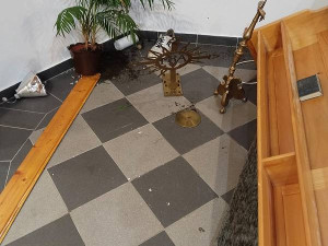 Střechou kostela se propadl muž se žloutenkou, svatostánek čeká dezinfekce