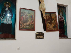 Střechou kostela se propadl muž se žloutenkou, svatostánek čeká dezinfekce