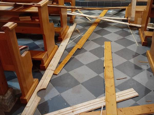 Střechou kostela se propadl muž se žloutenkou, svatostánek čeká dezinfekce