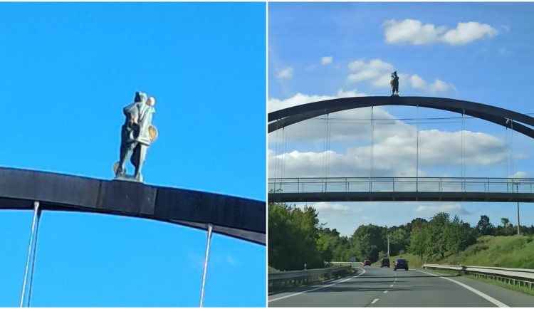 Kontroverzní socha musí pryč z lávky nad rušnou silnicí, děsila řidiče