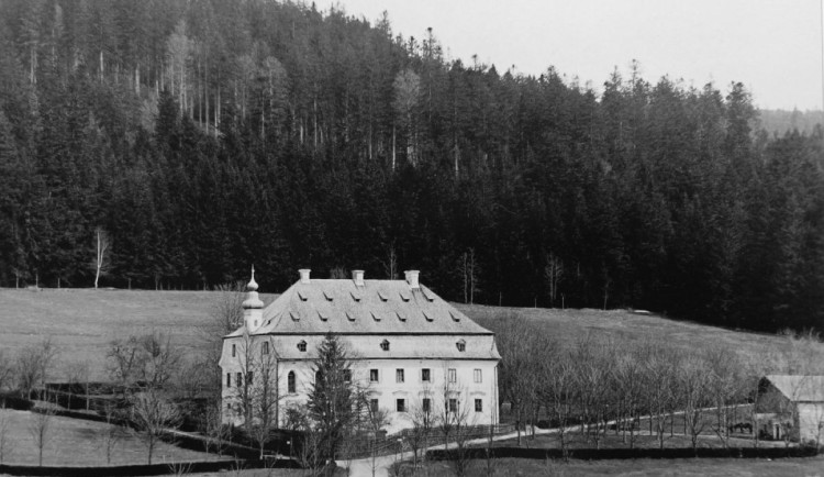 Ikonický šumavský zámek odstřelila armáda v říjnu 1989. Přežila jen kašna a zídka
