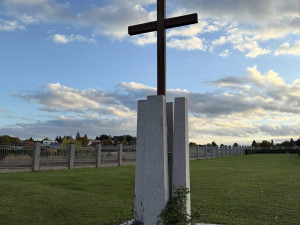 Na hřbitovech je možné zapálit svíčku za ty, jejichž hrob je vzdálený nebo neznámý