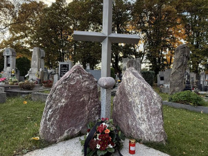 Na hřbitovech je možné zapálit svíčku za ty, jejichž hrob je vzdálený nebo neznámý