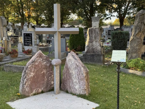 Na hřbitovech je možné zapálit svíčku za ty, jejichž hrob je vzdálený nebo neznámý