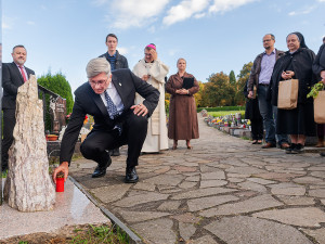 Na hřbitovech je možné zapálit svíčku za ty, jejichž hrob je vzdálený nebo neznámý