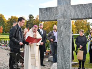 Na hřbitovech je možné zapálit svíčku za ty, jejichž hrob je vzdálený nebo neznámý