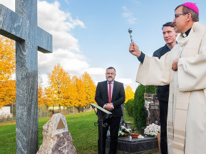 Na hřbitovech je možné zapálit svíčku za ty, jejichž hrob je vzdálený či neznámý