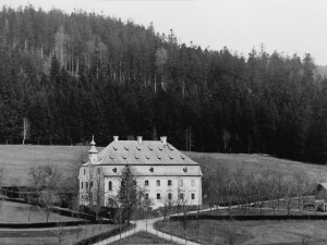 Ikonický šumavský zámek odstřelila armáda v říjnu 1989. Přežila jen kašna a zídka