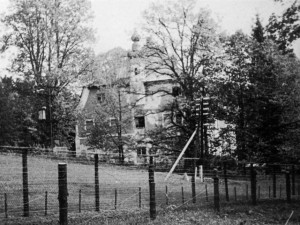 Záměk Debrník uvězněný železnou oponou