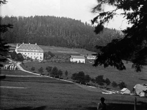 Autorem nejstarší dochované fotografie zámku Debrník z roku 1885 je fotograf M. Kopecký, říká Zdeněk Roučka