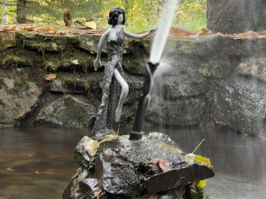 Opravená kašna na Debrníku