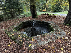 Opravená kašna na Debrníku