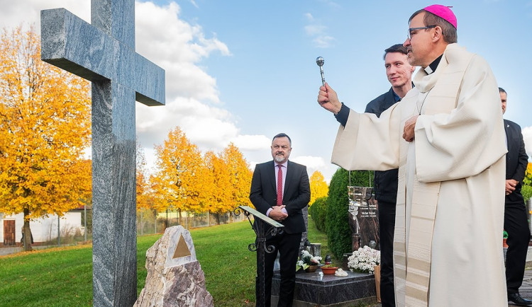 Na hřbitovech je možné zapálit svíčku za ty, jejichž hrob je vzdálený nebo neznámý