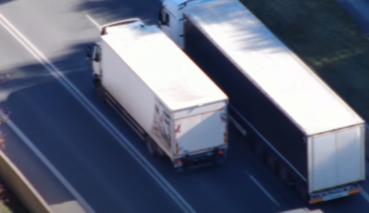 Policie na Náchodsku kontroluje dopravu pomocí dronů. 10 hodin a 166 přestupků