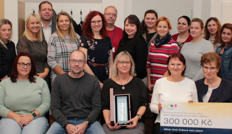 Dvůr Králové získal Cenu Makropulos 2025 za inovativní přístup k péči pro seniory
