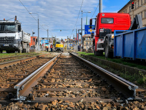 Dvoukolejná trať na Skvrňany už byla v nevyhovujícím stavu