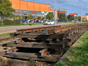 Dvoukolejná trať na Skvrňany už byla v nevyhovujícím stavu