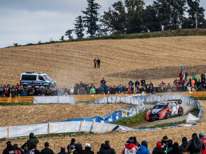 FOTO: Ogier zahájil Středoevropskou rallye nejlépe, Rovanperä těsně za ním