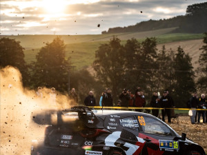 FOTO: Ogier zahájil Středoevropskou rallye nejlépe, Rovanperä těsně za ním