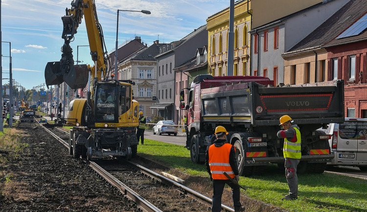 Dvoukolejná trať na Skvrňany už byla v nevyhovujícím stavu