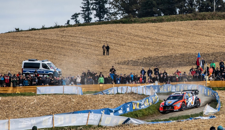 Ogier zahájil Středoevropskou rallye nejlépe, Rovanperä těsně za ním