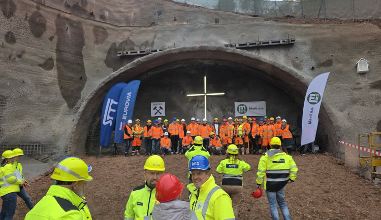 Stavbaři na obchvatu Náchoda začali razit tunel Dolní Radechová