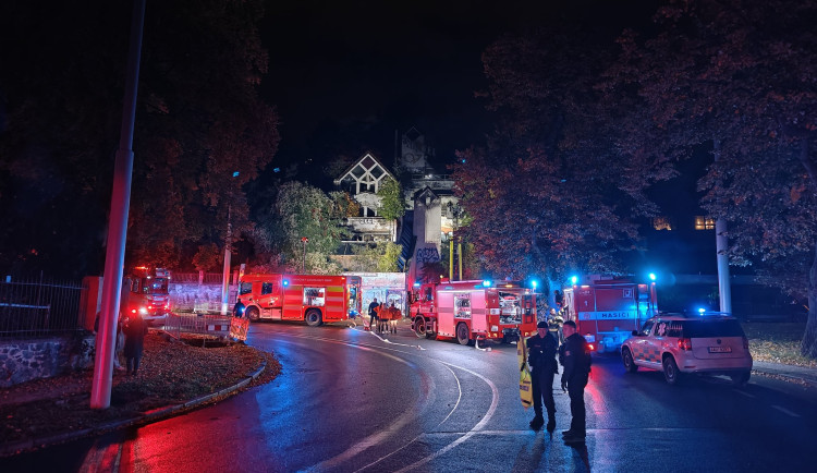 Další požár opuštěného domu v Praze, tentokrát znovu hořel hotel Vaníček