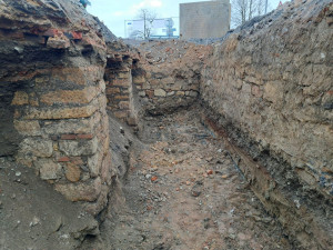 Začátek stavby se už kvůli archeologickému nálezu o více než dva měsíce posunul.