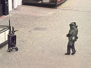 Ostrý zásah pyrotechnika u pomníku Díky, Ameriko. Nacházel se tam podezřelý kufr