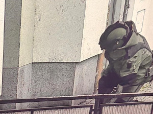 Ostrý zásah pyrotechnika u pomníku Díky, Ameriko. Nacházel se tam podezřelý kufr