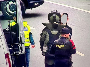 Ostrý zásah pyrotechnika u pomníku Díky, Ameriko. Nacházel se tam podezřelý kufr