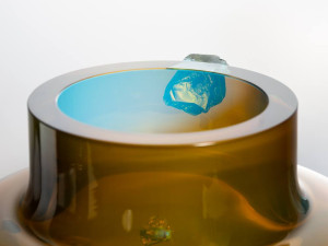 Ze střepů zaniklých skláren vznikla šumavská váza, pomůže splnit sen nemocnému chlapci