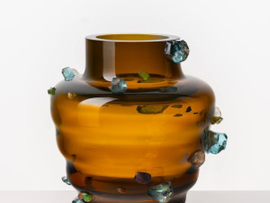 Ze střepů zaniklých skláren vznikla šumavská váza, pomůže splnit sen nemocnému chlapci