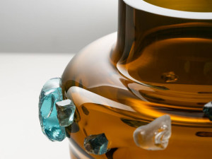 Ze střepů zaniklých skláren vznikla šumavská váza, pomůže splnit sen nemocnému chlapci