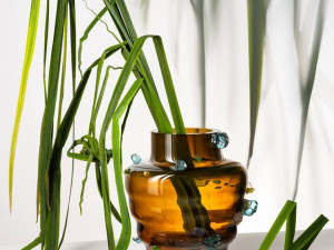 Ze střepů zaniklých skláren vznikla šumavská váza, pomůže splnit sen nemocnému chlapci