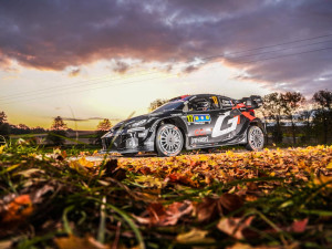 Úvod Středoevropské rallye ovládl Francouz Ogier, rozjetého Mareše zpomalil defekt