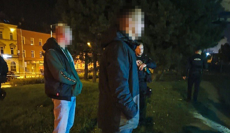 Rvačku tří mužů u autobusového nádraží ukončil až taser městské policie