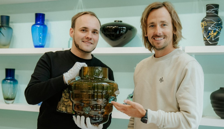 Ze střepů zaniklých skláren vznikla šumavská váza, pomůže splnit sen nemocnému chlapci