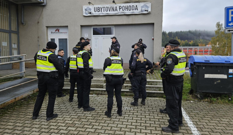 Rozsáhlá kontrola ubytoven v Jablonci, policisté vypátrali celostátně hledaného