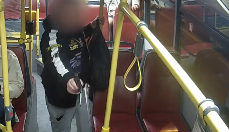 VIDEO: Policie zadržela muže, který v pražské MHD mířil zbraní na cestující