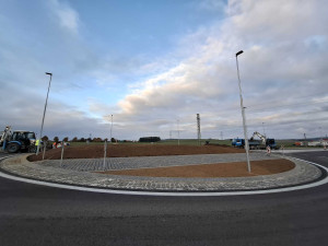 Po třech letech končí opravy silnice I/19 v Nezvěsticích. Pracovalo se tam na průtahu